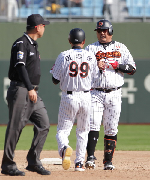 최준석 좌익수앞 2타점 2루타로 달아나는 추가점